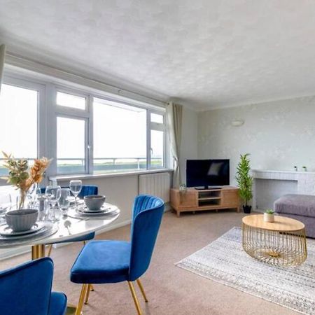 Trendy Sea View 2 Bedroom Sleeps 6 - Free Parking ボーンマス エクステリア 写真