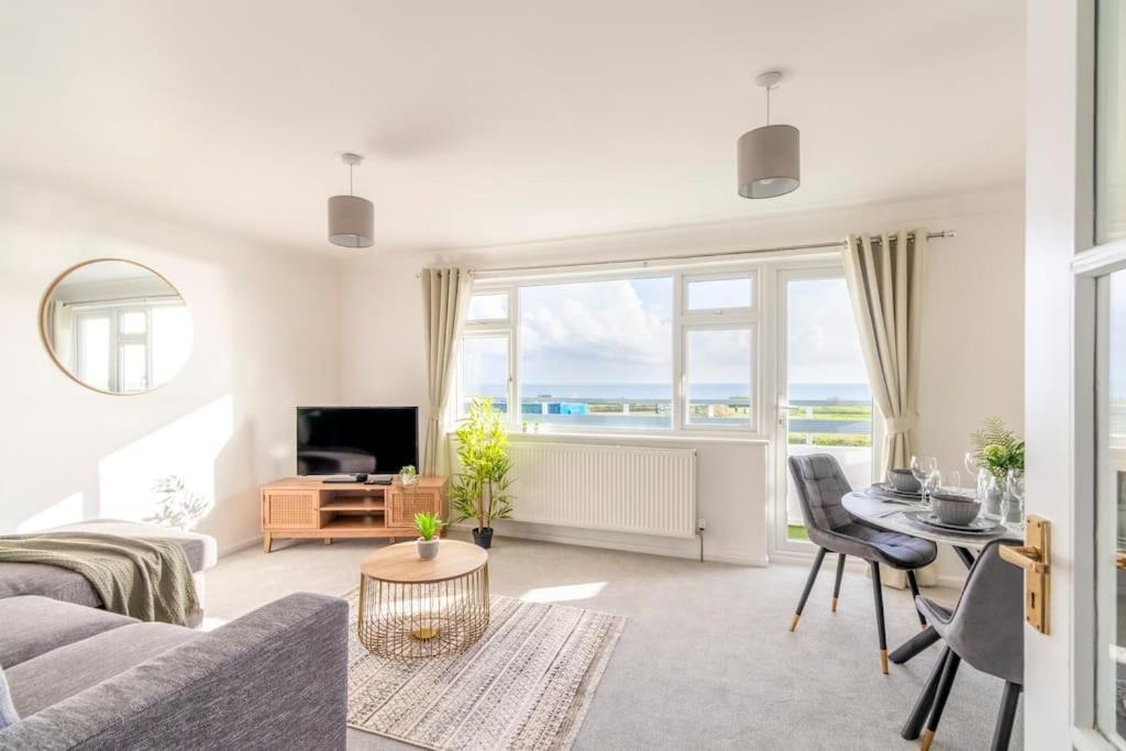 Trendy Sea View 2 Bedroom Sleeps 6 - Free Parking ボーンマス エクステリア 写真