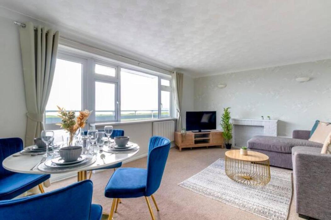 Trendy Sea View 2 Bedroom Sleeps 6 - Free Parking ボーンマス エクステリア 写真
