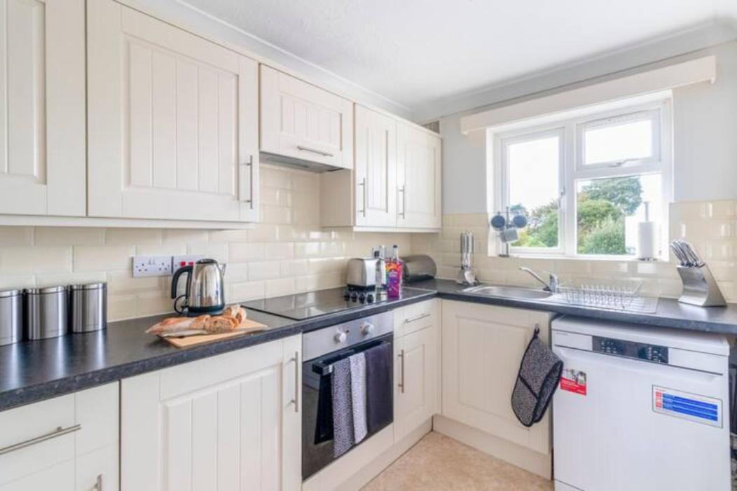 Trendy Sea View 2 Bedroom Sleeps 6 - Free Parking ボーンマス エクステリア 写真