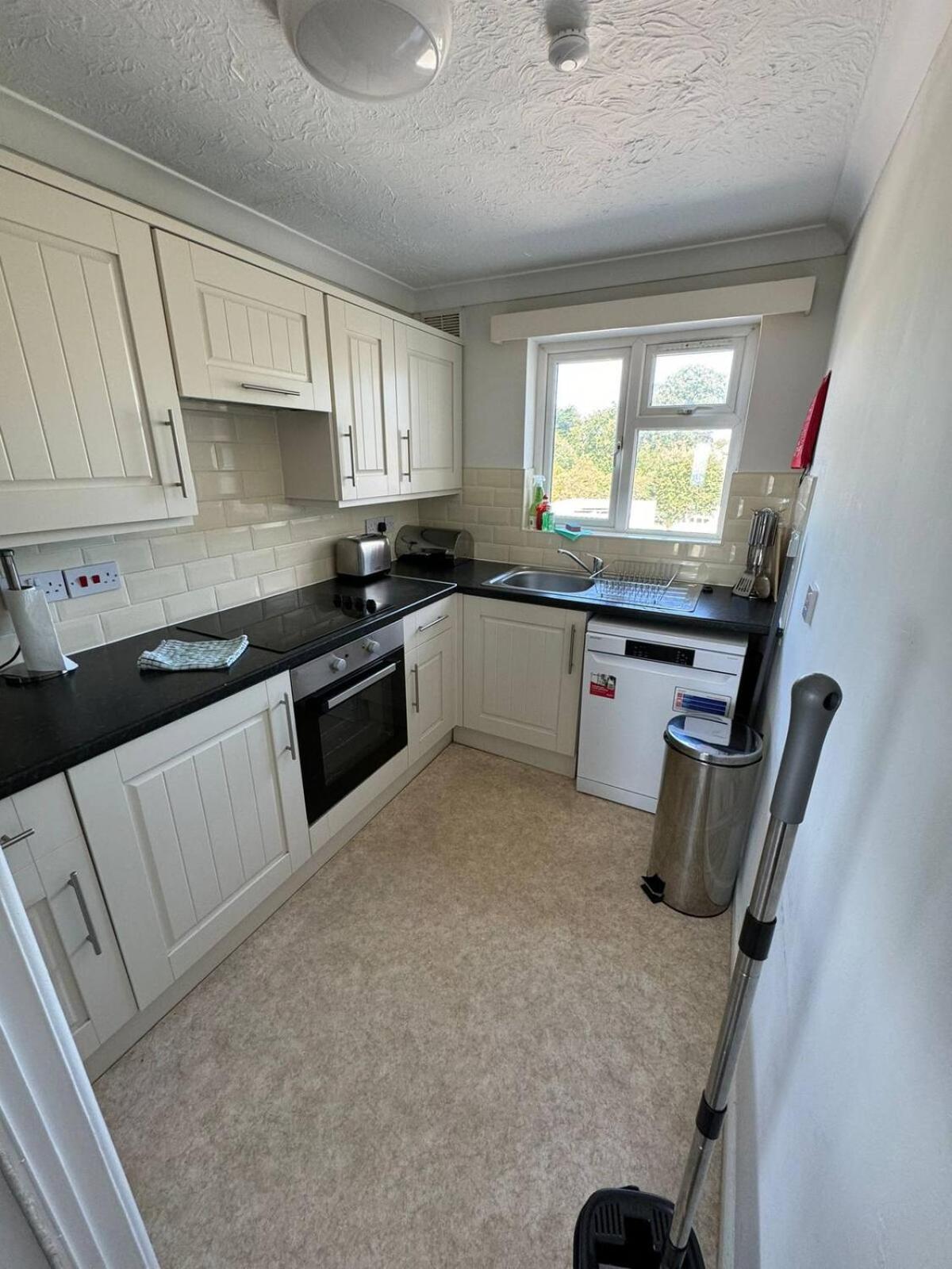 Trendy Sea View 2 Bedroom Sleeps 6 - Free Parking ボーンマス エクステリア 写真